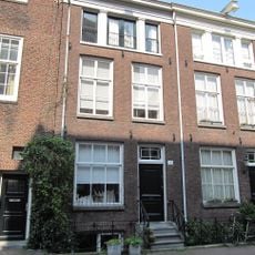 Pand met gevel onder rechte lijst met doristisch drielicht op de tweede verdieping