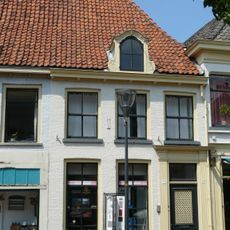 Pand onder een hoog dwars schilddak met het nummer 9