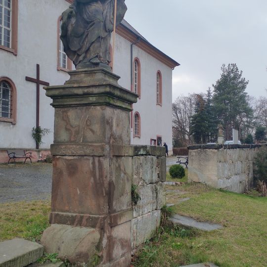 Socha svatého Pavla u brány ke kostelu sv. Petra a Pavla v Mimoni