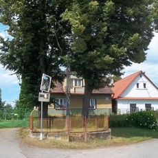 Kříž v Pechově Lhotě u křižovatky