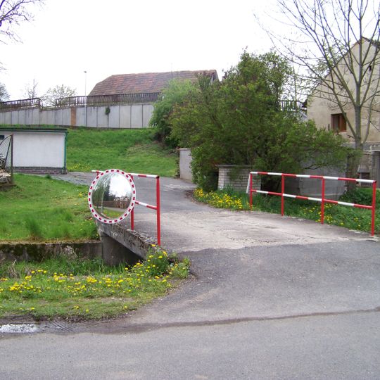 Most přes Rokytku z Hájové ulice k domu čo. 4