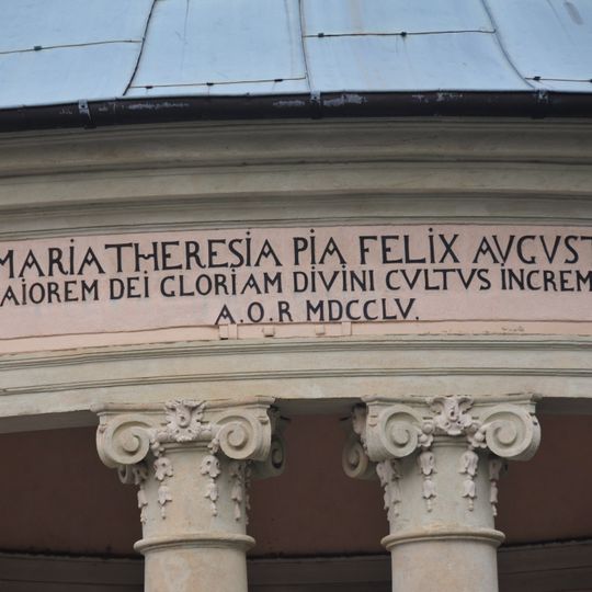 Pamětní deska Marie Terezie nad vstupem do Ústavu šlechtičen na Pražském hradu