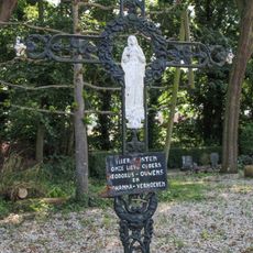 Gietijzeren grafkruis