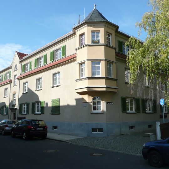 Wohnhaus in Ecklage August-Bebel-Straße 4; 6