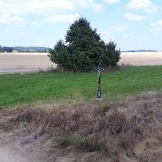 Kříž jižně od Padařova u železničního přejezdu