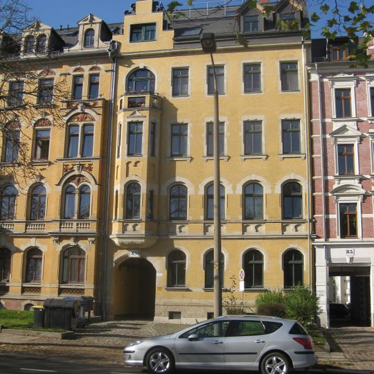Mietshaus in geschlossener Bebauung mit Vorgarten Straße der Nationen 83