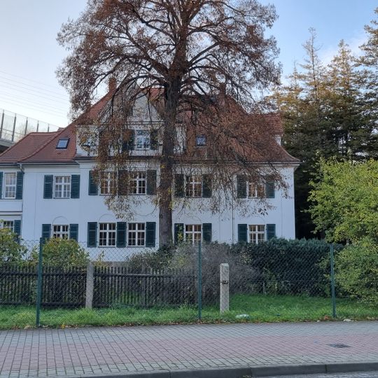 Wohnhaus in offener Bebauung und Garten Müglitztalstraße 35