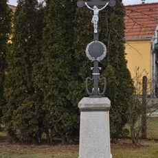 Kříž v Kališti u rybníčku