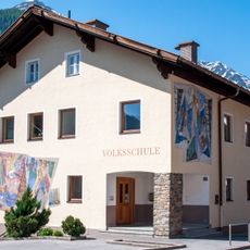 Volksschule Pettneu mit Wandmalereien