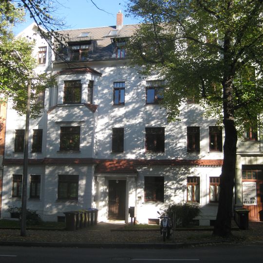 Mietshaus in geschlossener Bebauung mit Vorgarten Geibelstraße 13