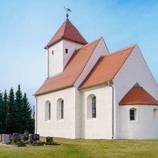Kirche (mit Ausstattung), Kirchhof und Kirchhofseinfriedung Am Rundling -