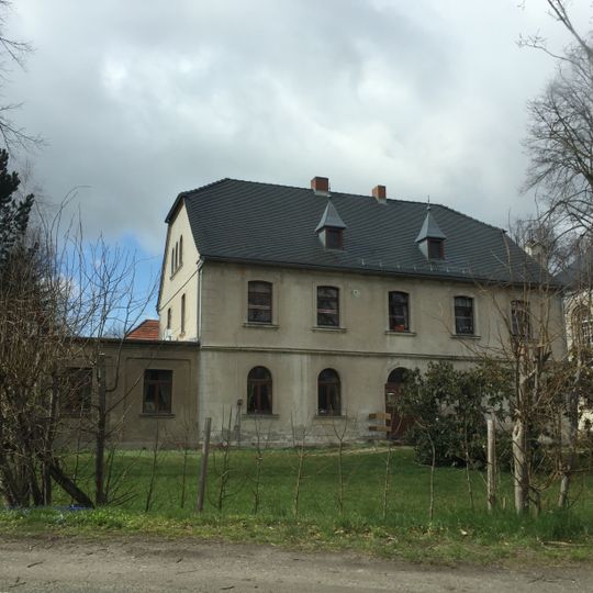 Pfarrhaus mit Nebengebäude Weinhübler Straße 18