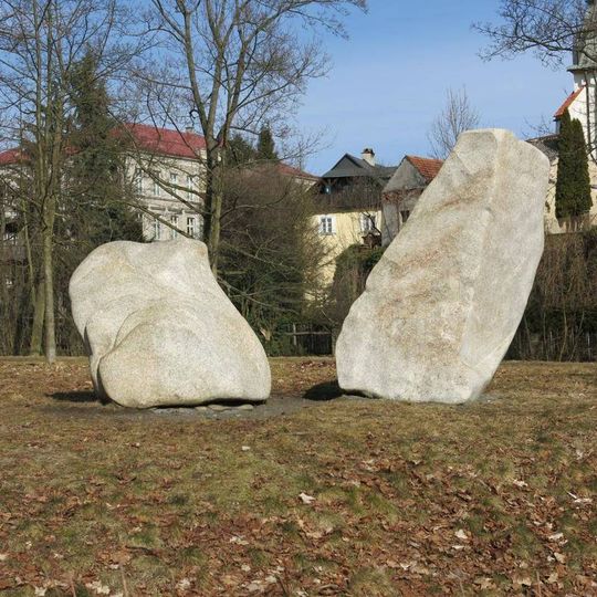 Kamenná plastika Dialog v zámeckém parku v Ostrově nad Ohří