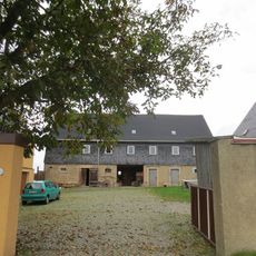 Seitengebäude und Scheune eines Dreiseithofes Jägerschlößchenstraße 105