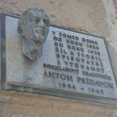 Byty štátnych zamestnancov, tabuľa pamätná