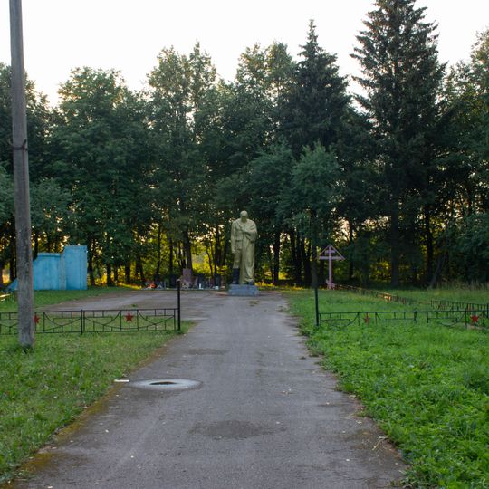 Братская могила солдат и офицеров Советской Армии и Военно-Морского флота, погибших в период Великой Отечественной войны 1941-1945 гг.