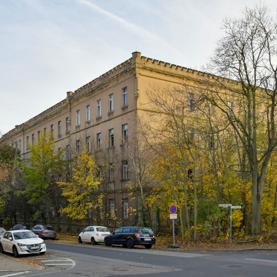 Zwei Kasernengebäude des 3. Feldartillerie-Regiments und Gedenkstein des Pionier-Bataillons 24 Heinrich-Heine-Straße 1; 3