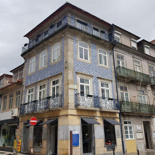 Edificações da Rua de Cedofeita e topo norte da Praça de Carlos Alberto