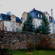 Einzeldenkmale der Sachgesamtheit Pfeilhammer: ehemaliges Hammerherrenhaus mit südlichem Anbau sowie Einfriedungsmauer (siehe auch Sachgesamtheitsliste - Obj. 09306095) Am Pfeilhammer 5