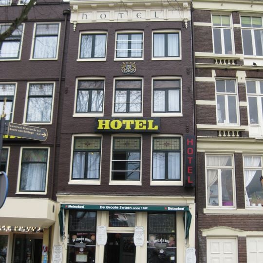 Huis met gevel onder rechte lijst met triglyfen en consoles