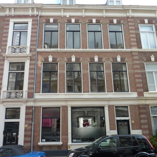 Woonhuis bestaande uit een voorhuis en een achterhuis gelijktijdig gebouwd met het complex winkel-woonhuizen