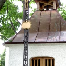 Kříž u kaple v Drahlíně