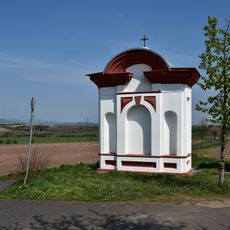 Kaplička u polní cesty východně od zámku v Jimlíně