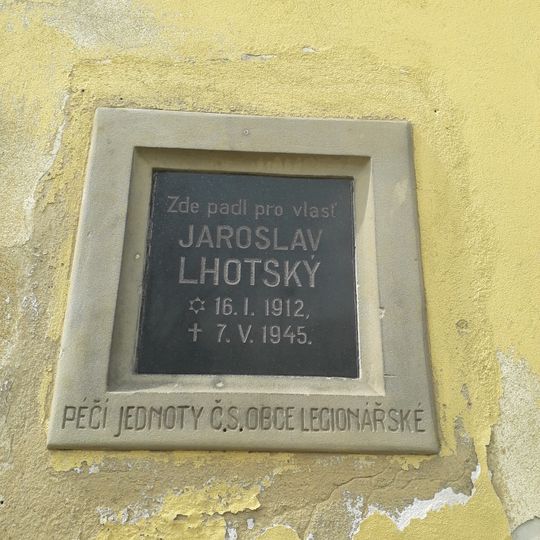Pamětní deska Jaroslavu Lhotskému padlému 1945 u zámku v Cítolibech