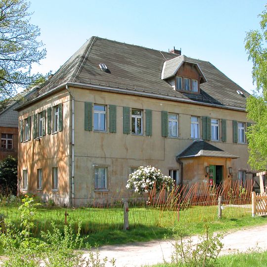 Herrenhaus eines ehemaligen Freigutes mit späterem Erweiterungsbau Wiesenweg 7