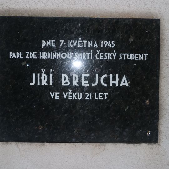 Pamětní deska Jiřího Brejchy na zdi Pankrácké věznice