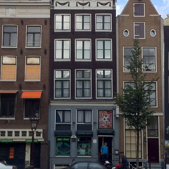 Pand met gevel onder gesneden rechte lijst met consoles