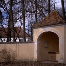 Kirchhof mit drei in die Mauer integrierten Kapellen