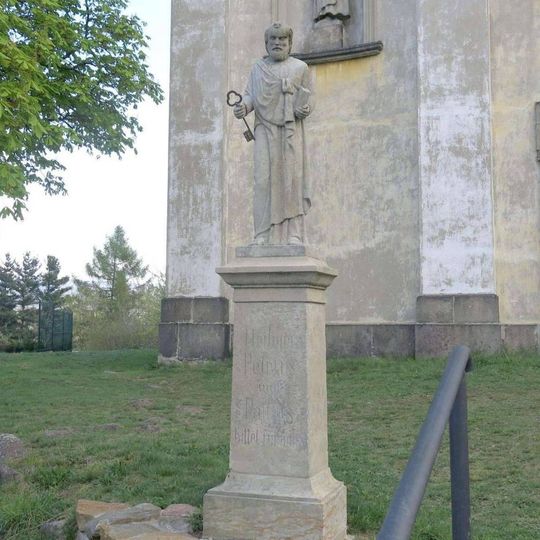 Socha svatého Petra u kostela v Jeníkově
