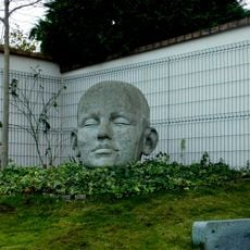 Socha v areálu Anglo – německé obchodní akademie na Břevnově