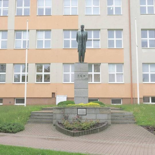 Socha Tomáše Garrigue Masaryka u školy v Tyršově ulici v Bystřici nad Pernštejnem