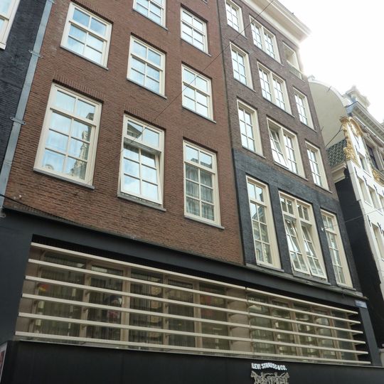 Pand met gevel onder rechte lijst