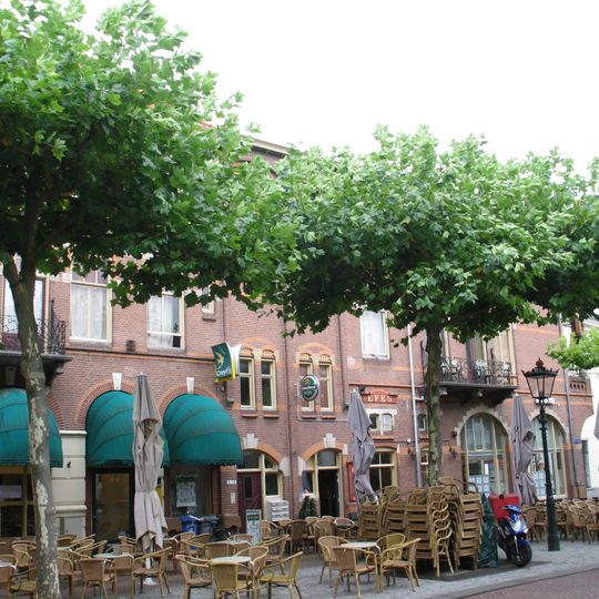 Hoekpand van twee bouwlagen met detaillering in Art Nouveau-stijl