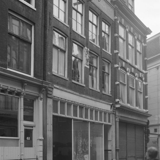 Ten dele gesloopt pand, vanwege de gevelsteen met keizerbeeldje