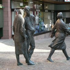 Drei Figuren in Bewegung