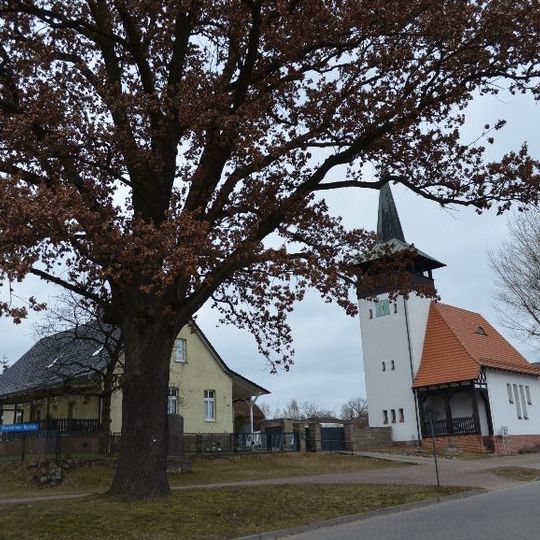 Naturdenkmal Stiel-Eiche Dorfmitte an der Kreuzung Dorfstraße / zum Buckowsee in Werbellin