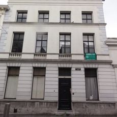 Monumentaal pand met koetshuis