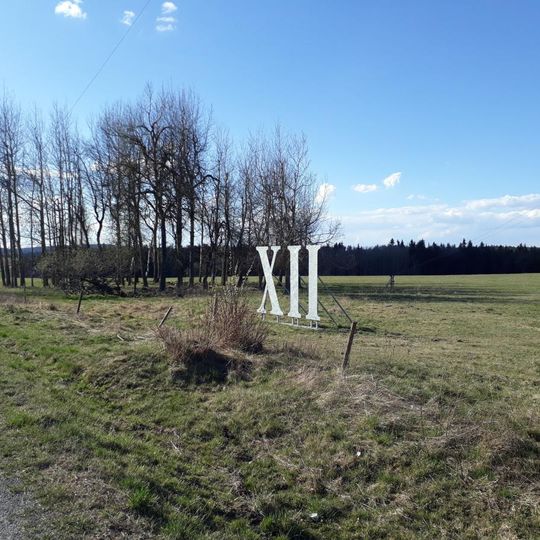 Dvanáctá hodina na slunečních hodinách u Krašova