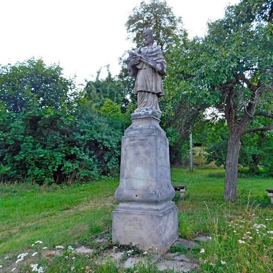 Socha svatého Jana Nepomuckého u rybníka v Mariánském Týnci