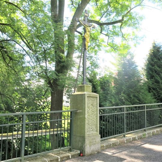 Kříž na mostě přes Mandavu ve Výtopní ulici v Dolních Křečanech