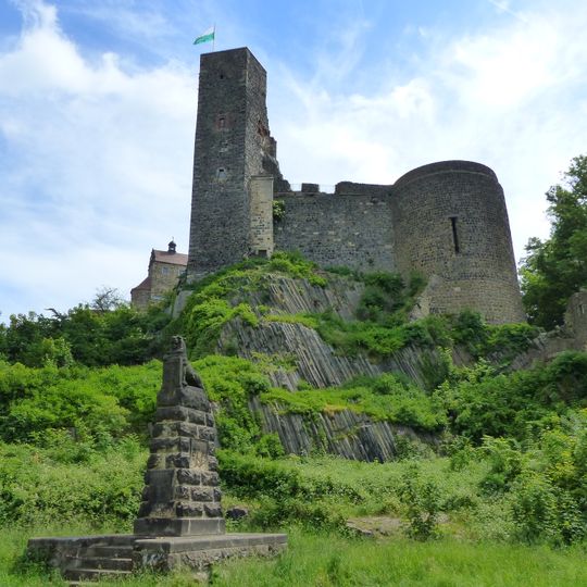 Sachgesamtheit Burg Stolpen, mit folgenden Einzeldenkmalen: zum Teil nur ruinös erhaltene Burganlage mit allen Bestandteilen, darunter Kasematte, Marstall, Hauptwache, Kornhaus, Renaissanceportal mit Wappen, Johannisturm , Schösserturm,