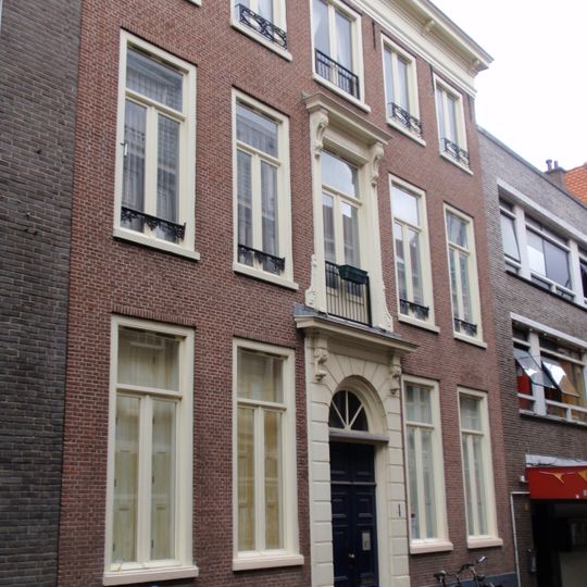 Uitwendig nog vrijwel ongeschonden pand - in Lodewijk XVI stijl versierde middenpartij