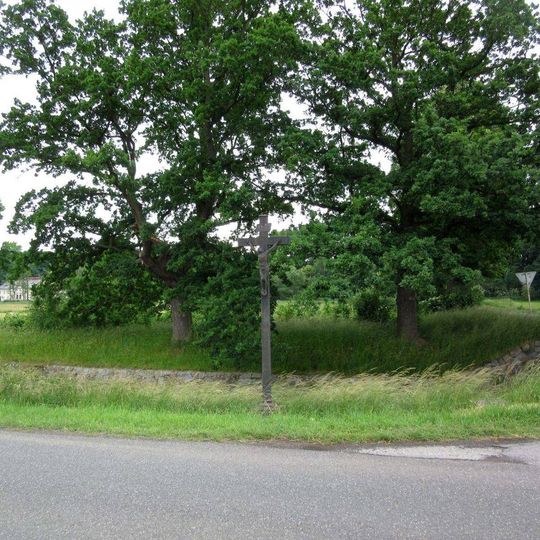 Kříž východně od Březnice u mostu