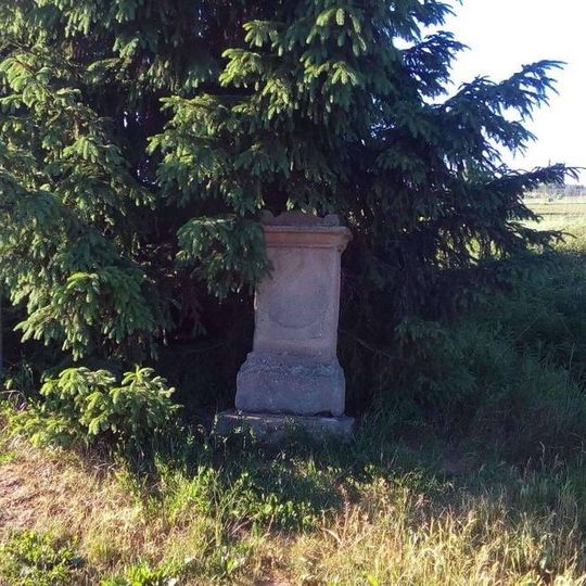 Kříž v Hořesedlech u rozcestí