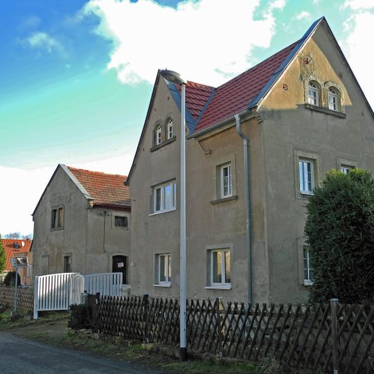 Wohnstallhaus eines Dreiseithofes, mit anbauten Burgstädtler Straße 49b