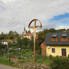 Dřevěný kříž v Bystřeci u hostince
